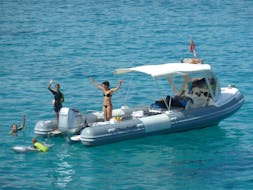 Vista di un gommone nelle trasparenti acque sarde durante la gita in barca privata nel Golfo di Olbia con snorkeling e aperitivo con  Blue Way.