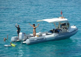 Vue d'un canot pneumatique dans les eaux claires de la Sardaigne pendant la balade privée en bateau dans le Golfe d'Olbia avec snorkeling et apéritif avec Blue Way.