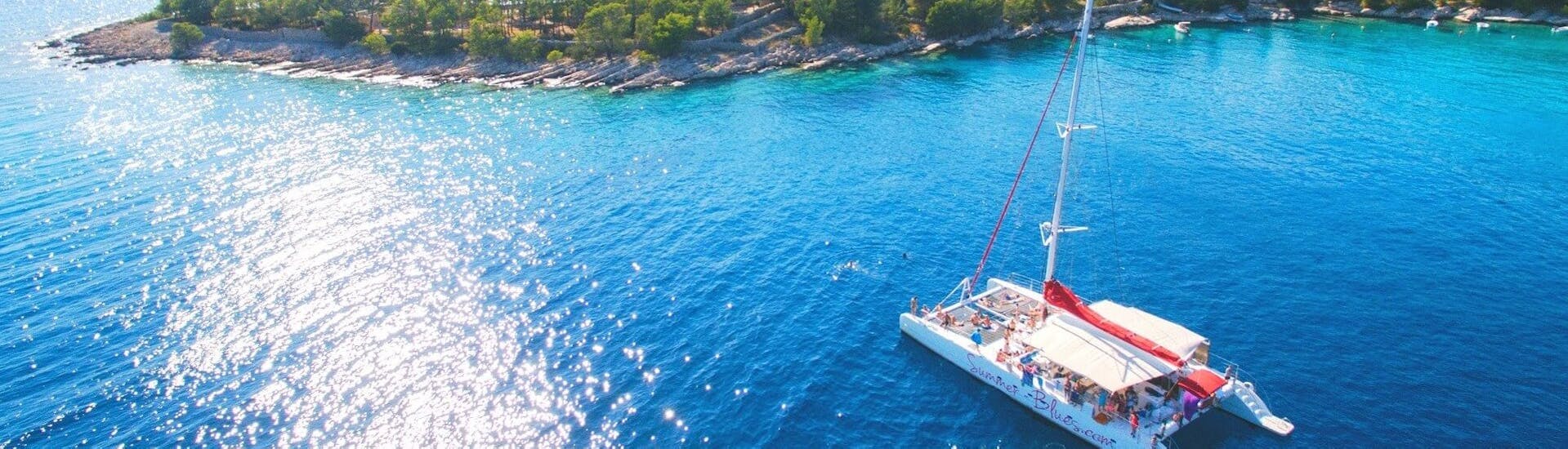 De catamaran in een baai tijdens de tour van Split naar de Krka Watervallen & Blue Lagoon met Summer Blues Split.