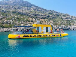Onze gele onderzeeërboot van de Submarine Tour met zwemstop in Anthony Quinn Bay met Rhodes Sea Lines.