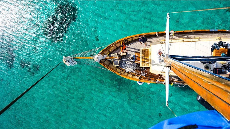 La prua della barca a vela Jakaranda vista dall'alto durante la gita in barca a vela a La Maddalena da Cannigione con Velieri d'Epoca La Maddalena.