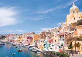 Vista de las coloridas casas de Procida desde el barco durante la excursión en barco de Sorrento a Ischia y Procida con Capitano Ago.