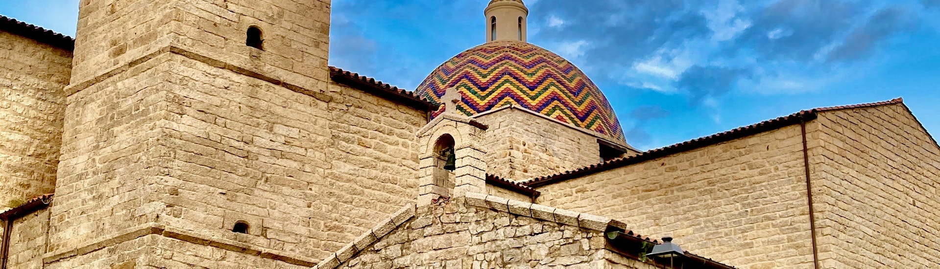 Foto de la iglesia de San Pablo en Olbia vista durante la visita turística privada de Olbia en TukTuk con Ape Romantic Tour.