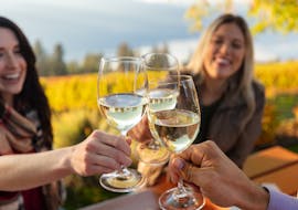 Persone che brindano con un bicchiere di vino bianco durante il tour enogastronomico di vini sardi in tuk tuk con Ape romantic tours Olbia.