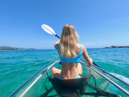 Une femme fait une Location de kayak de mer au Lavandou avec Transparent'Sea au Lavandou.
