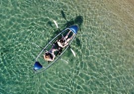Des personnes s'amusent lors d'une Location de kayak de mer au Lavandou avec Transparent'Sea au Lavandou.