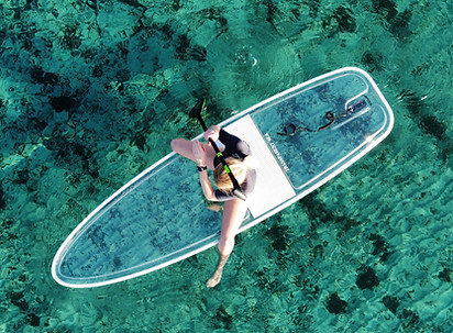 A personne enjoying their Transparent SUP Hire in Le Lavandou with Transparent’Sea.