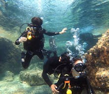 Two people practising scuba diving during a Trial Scuba Diving at Kavourakia Beach in Kallithea with Rhodes Diving Academy.