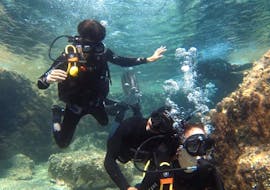 Dos personas practican el buceo durante una inmersión de prueba en la playa de Kavourakia, en Kallithea con Rhodes Diving Academy.