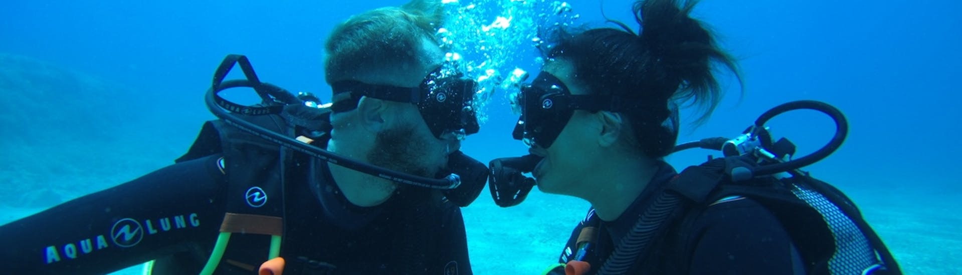 Una pareja durante una prueba de buceo en la playa de Kavourakia en Kallithea con la Rhodes Diving Academy.