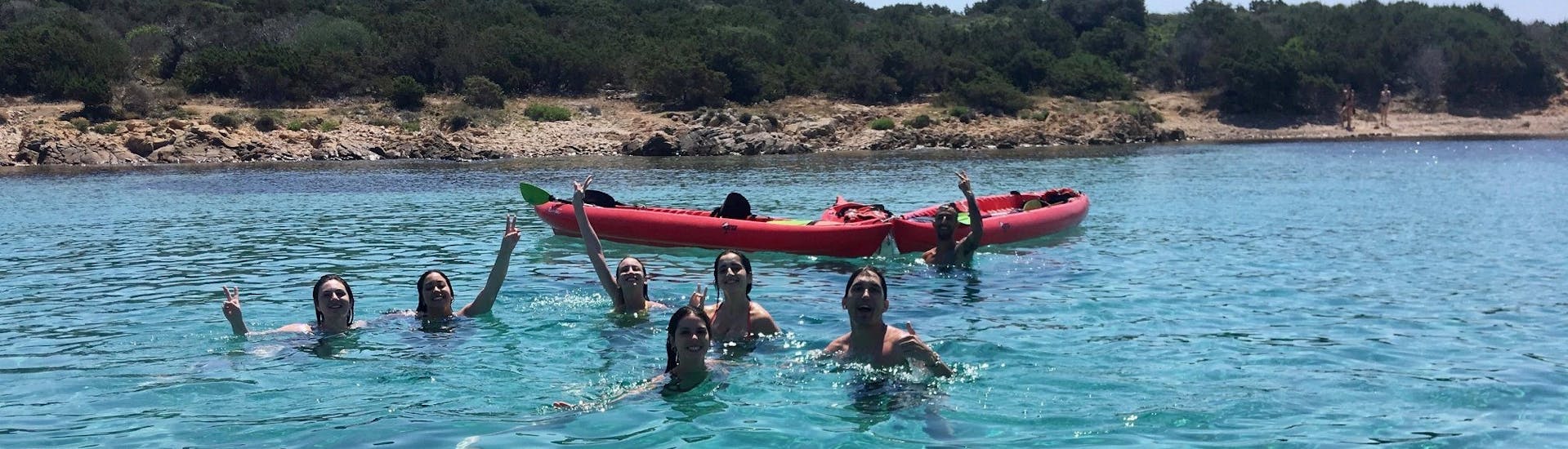 Menschen auf Kayaks und beim schnorcheln bei der Kajaktour zur Insel Proratora mit Schnorcheln mit Ecosport Sardinia.
