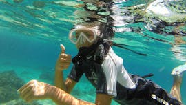 Participant dans l'eau s'amusant durant la journée de plongée à Lia Beach à Mykonos avec GoDive Mykonos.