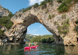 Persone che si divertono durante il noleggio kayak & canoa in Ardèche 8km - per famiglie con Océanide Canoë Ardèche.