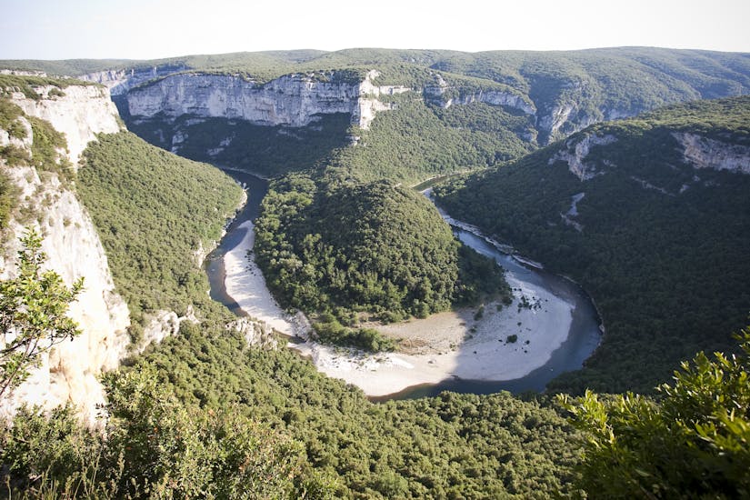 Leute, die eine 8 km lange Kajak- und Kanutour in der Ardèche für Familien mit Océanide Canoë machen. 
