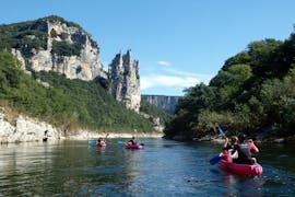 Des personne font du Canoë-kayak en Ardèche - Parcours Sauvage - 24km avec Océanide Canoë.