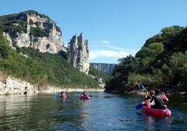 Mensen die een kajak- en kanotocht van 24 km doen in de Ardèche - Wild Tour met Océanide Canoë.