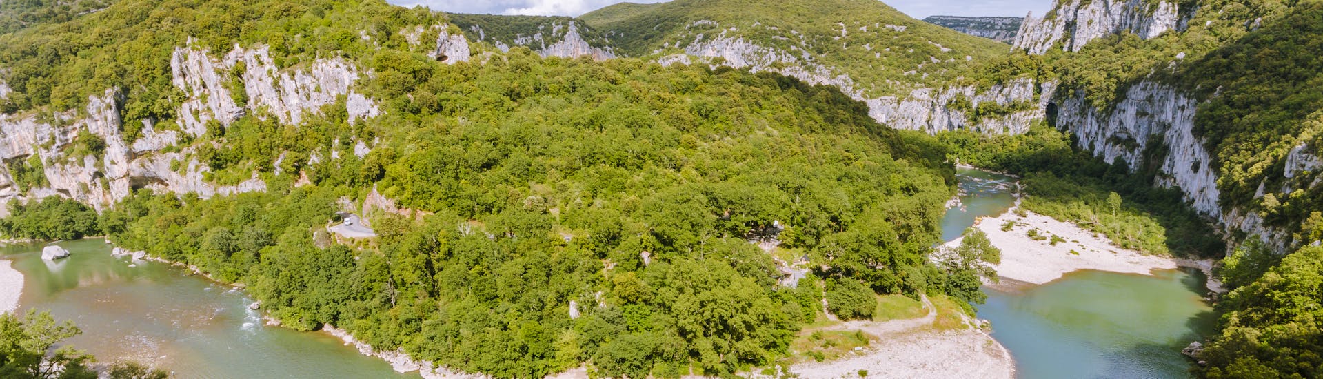 Blick auf die Schluchten während der 24km Kajak & Kanu in der Ardèche - Wild Tour mit Océanide Canoë.