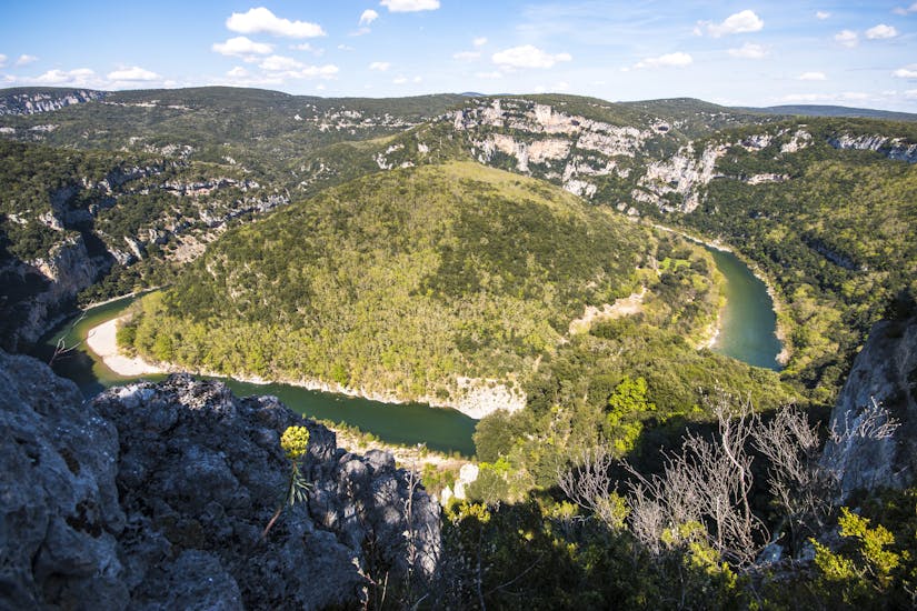 Des personnes profitent du Canoë-kayak en Ardèche - Parcours sportif - 32km avec Océanide Canoë.
