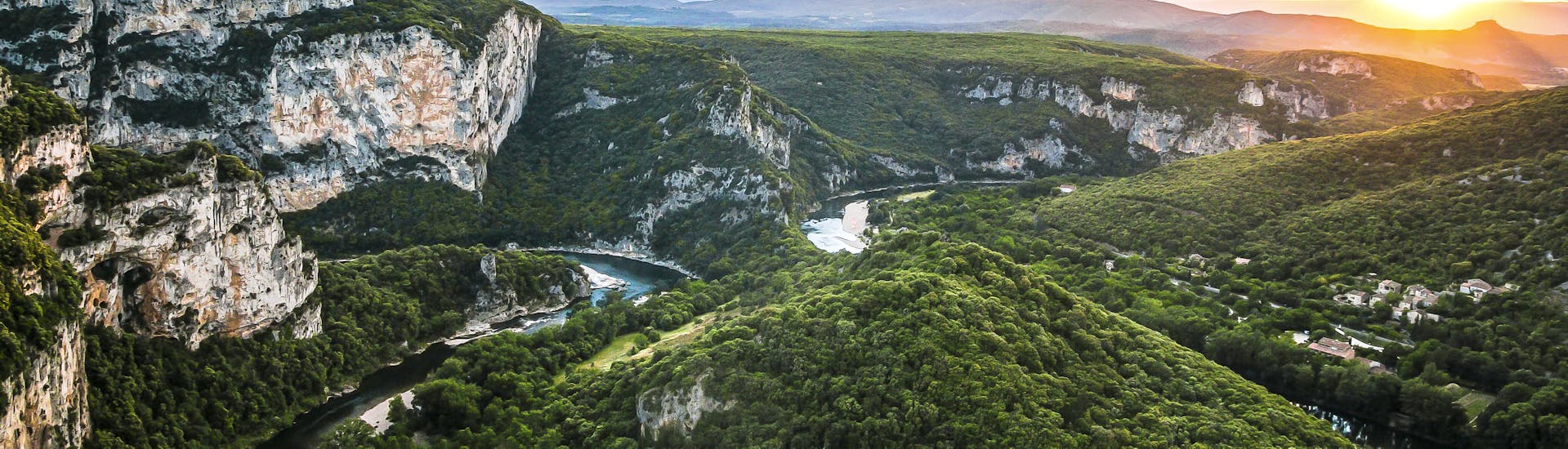 Gorges de l'Ardèche tijdens de 32 km kajak- en kanoverhuur in de Ardèche - 2 dagen met bivak met Aigue-Vive.