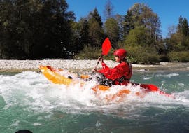 Kayak sit on top en el río Sava Dolinka con OUTdoor Slovenia Bled.