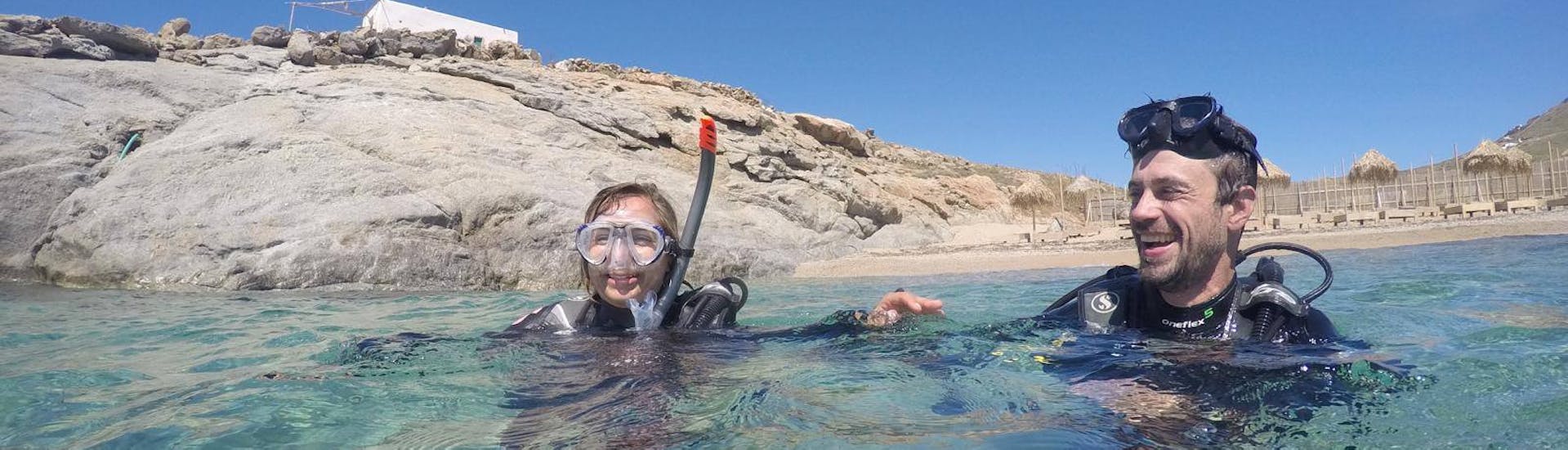 Ein Teilnehmer und ein Guide haben Spaß im Wasser während des PADI Bubble Maker (8-12 J.) am Lia Beach in Mykonos mit GoDive Mykonos.