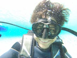 Participant en plongée sous-marine pendant le cours PADI Scuba Diver pour débutants à Lia Beach à Mykonos avec GoDive Mykonos.