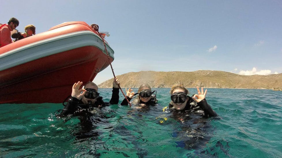 Trois amis s'amusant dans l'eau lors d'une plongée guidée en bateau à la plage de Lia avec GoDive Mykonos.