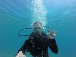 Ein Teilnehmer unter Wasser während einem geführten Tauchgang in Mykonos mit GoDive Mykonos.