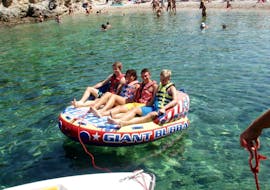 Vier personen op een bank Inflatables in Corfu met Ski Club 105 Corfu.
