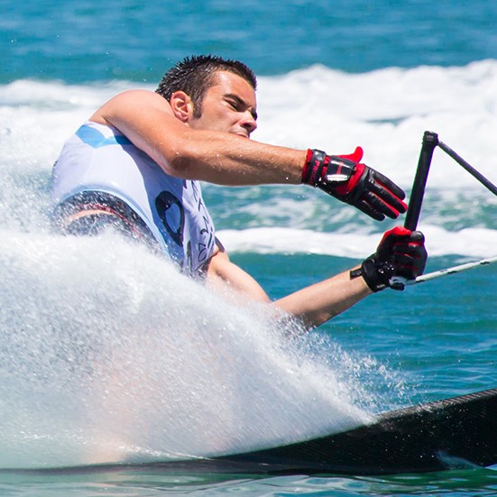 Wakeboarding sulla spiaggia di San Petros a Corfù con lo Ski Club 105 Corfù.