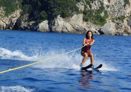 Une femme en train de faire du ski nautique à la plage de St. Petros à Palaiokastritsa avec le Ski Club 105 Corfu.