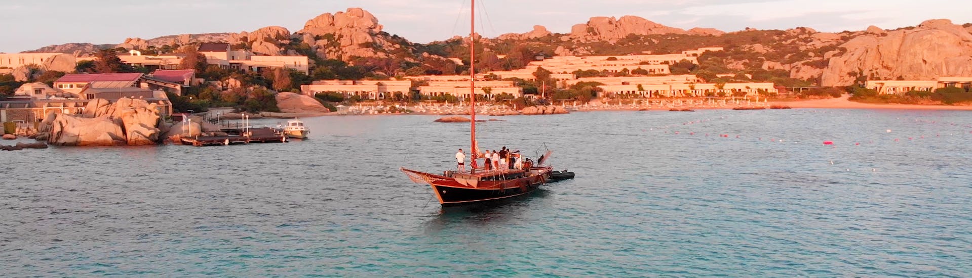 Le voilier Jakaranda navigue lors d'une Balade privée en voilier vintage sur la Costa Smeralda au coucher du soleil avec Velieri d'Epoca La Maddalena.