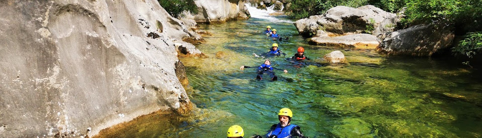 Un gruppo di persone in acqua durante il Private Basic Canyoning nel fiume Cetina con Iris Adventures Dalmatia.