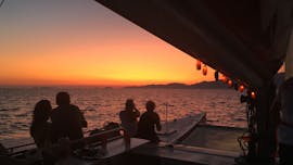 Molte persone partecipano al giro in catamarano al tramonto nella baia di Ajaccio con Voglia di Mare. 