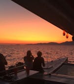 Viele Teilnehmer bei einer Sonnenuntergangs-Katamaranfahrt in der Bucht von Ajaccio mit Voglia di Mare. 