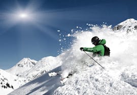 Un esquiador de nivel avanzado recibe unas clases particulares de esquí para adultos para todos los niveles con la escuela de esquí Alpinsport Obergurgl en la región de Ötztal.