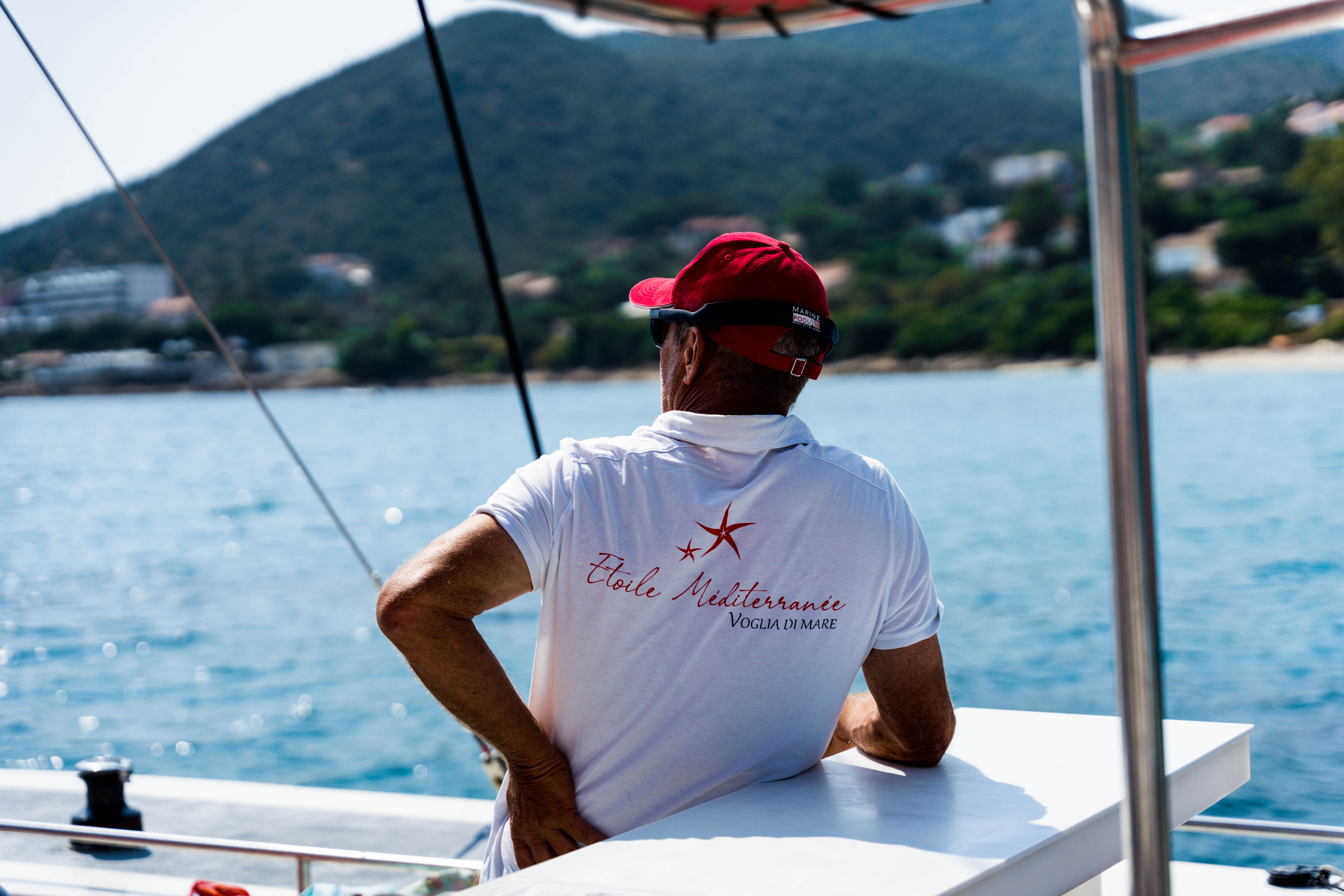 Menschen, die ihre Katamaranfahrt in der Bucht von Ajaccio mit Schnorcheln mit Voglia di Mare genießen.