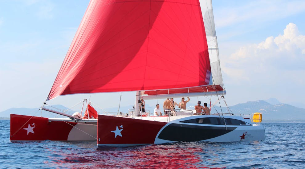 Des personnes profitent de leur Balade en catamaran dans la baie d'Ajaccio avec Snorkeling with Voglia di Mare. 