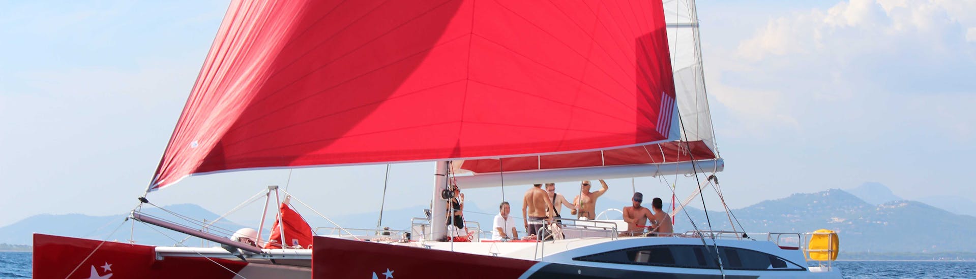 Mensen die genieten van hun catamarantrip in de baai van Ajaccio met snorkelen met Voglia di Mare.
