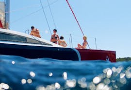 Personas disfrutando de su paseo en catamarán al golfo de las Sanguinaires con esnórquel con Voglia di Mare.