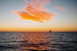 Mensen nemen deel aan de privécatamarantocht bij zonsondergang in de baai van Ajaccio met Voglia di Mare.