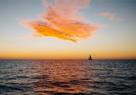Des personnes participent à une balade privée en catamaran au coucher de soleil dans la baie d'Ajaccio avec Voglia Di Mare. 