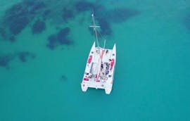 Alcuni amici partecipano al giro in catamarano privato nella baia di Ajaccio con snorkeling con Voglia di Mare.