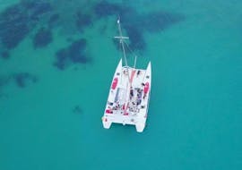 Vrienden doen een privé catamarantrip in de baai van Ajaccio met snorkelen met Voglia di Mare.