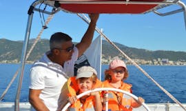 Eine Familie macht einen privaten Katamaran-Trip zum Golf von Sanguinaires mit Schnorcheln mit Voglia di Mare. 