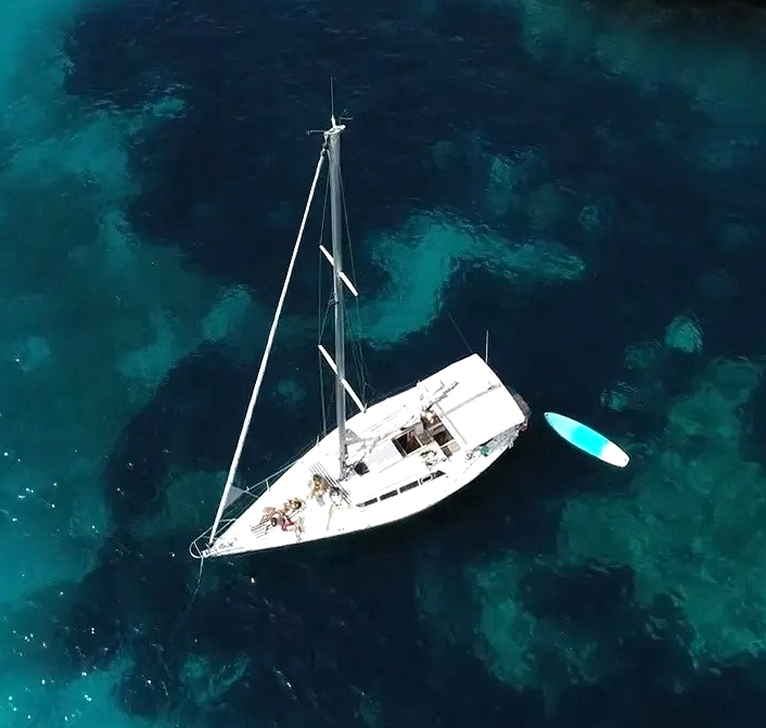 Nuestro velero Malakai navegando durante una excursión privada de un día completo desde Porto Cristo con Sailing Porto Cristo.