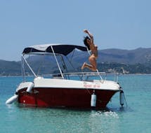 Une femme sautant du bateau, loué lors de la Location de bateau sans permis à Zakynthos avec Abba Tours Zante.