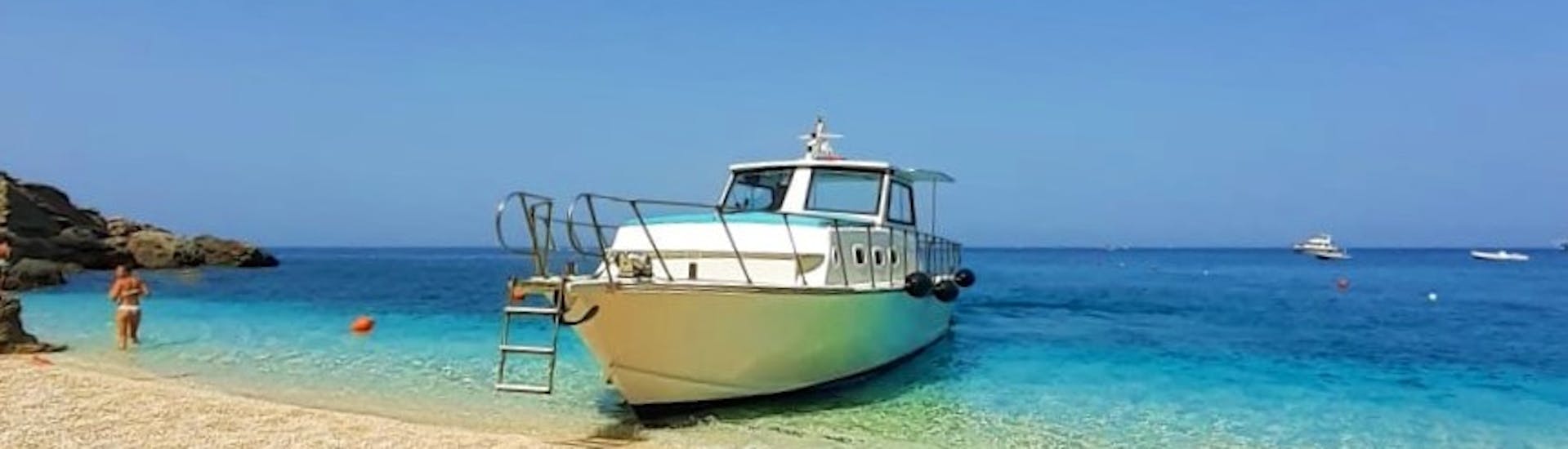 L'imbarcazione Malù durante una sosta nella gita privata in barca da Arbatax lungo il Golfo di Orosei con aperitivo con Glentor Escursioni Arbatax.