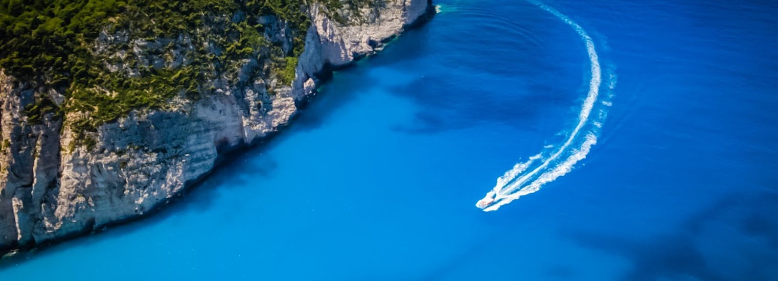 Bild der Insel, welche bon einem Boot der Bootstour von Zakynthos zum Shipwreck Beach und den Blauen Höhlen mit Abba Tours Zante umrundet wird.