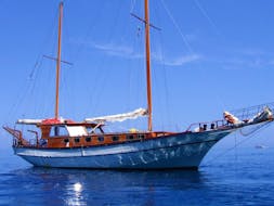 Photograph of our beautiful sailboat during a boat trip from Arbatax along the Gulf of Orosei with Veliero Kontes Gemma.